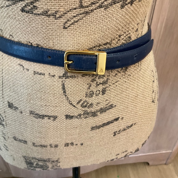 Vintage 80s LIZ CLAIBORNE  Navy blue Leather 80’s statement logo Belt Gold Thin - Picture 2 of 14